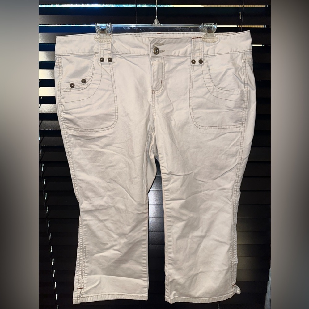 lei White Capri Pants with Front Pockets